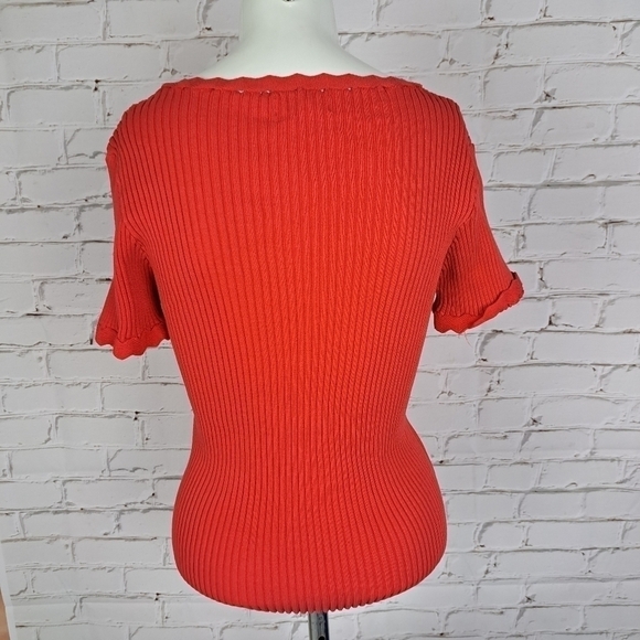 Molly bracken ribbed scalloped v-neck sweater in red - Picture 7 of 11
